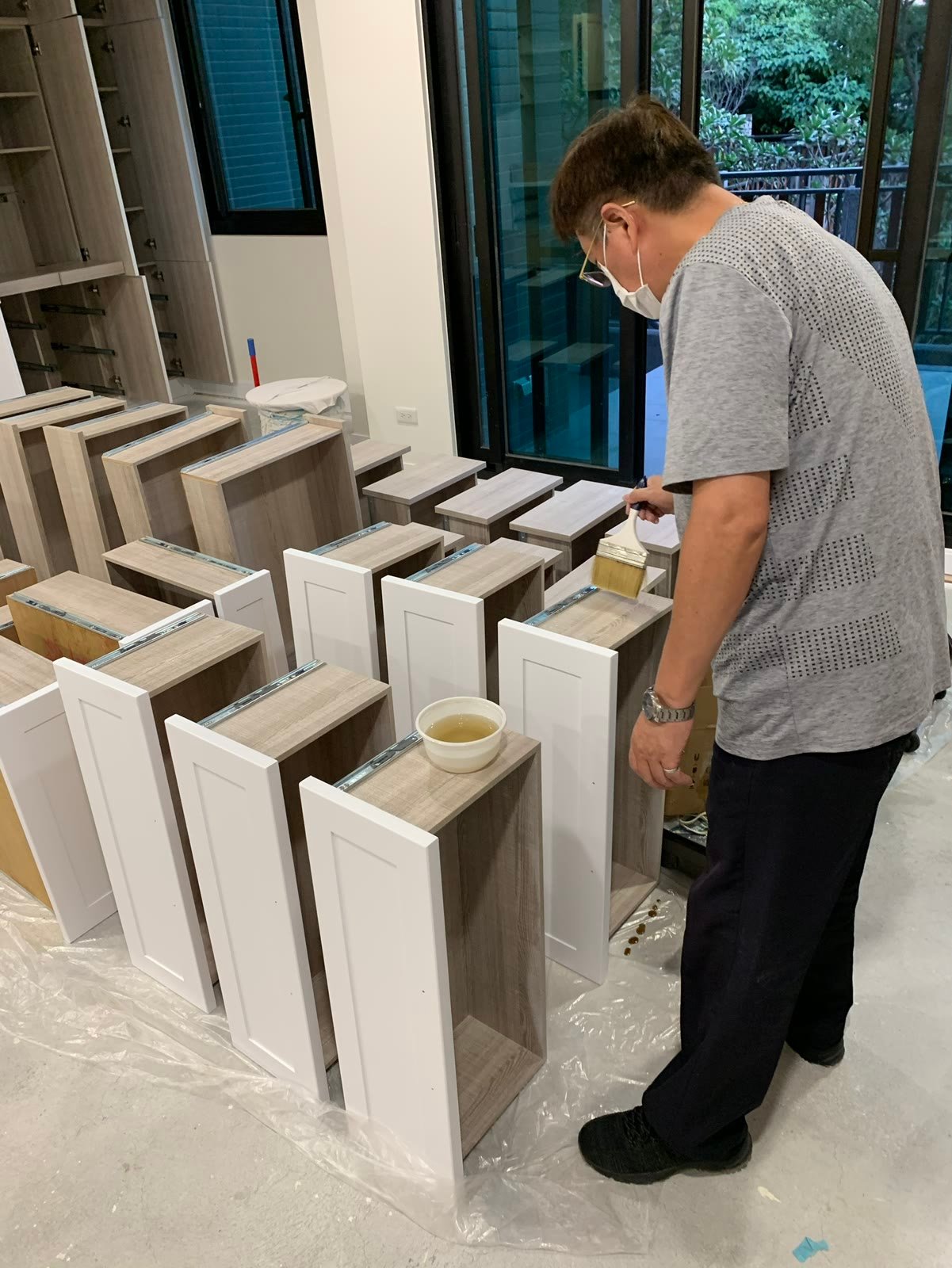 抽屜逐件抽出,內外一併施作